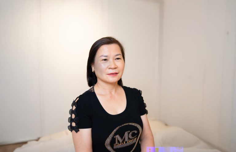 Bác sĩ thăm khám và tư vấn